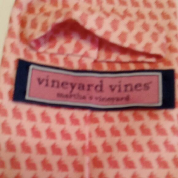 Vineyard Vine Golf Pink Patterned Men's Tie. Fun - Picture 3 of 5